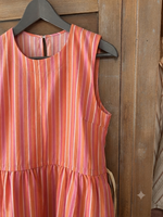 Carica l'immagine nel visualizzatore di Gallery, Abito femminile modello Teresa. Midi a righe verticali multicolore, con gonna arricciata e dettaglio di righe orizzontali sull'orlo inferiore
