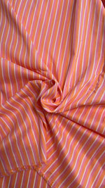 Carica l'immagine nel visualizzatore di Gallery, Dettaglio del tessuto in cotone con righe multicolore rosa, arancio, bianco
