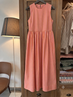Carica l'immagine nel visualizzatore di Gallery, Abito femminile modello Teresa. Midi a righe verticali bianche e bianche, con gonna arricciata e dettaglio di righe orizzontali sull'orlo inferiore
