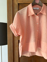 Carica l'immagine nel visualizzatore di Gallery, Camicia Crop ELVIRA - Sangallo di cotone Rosa
