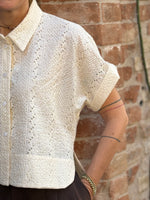 Carica l'immagine nel visualizzatore di Gallery, Camicia Crop ELVIRA - Sangallo di Cotone
